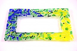 rechteckige Glasschale mit blau-grün-gelbem Rand aus Krösel und Mosaik