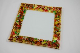 quadratischer Glasteller mit farbigem Rand